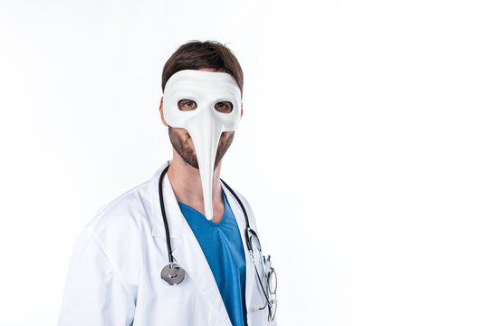 Falso medico con maschera da impostore