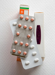 Medicamentos en forma de pastillas insertadas en blisters.