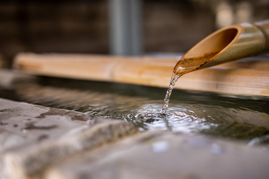 手水舎の竹から水が出てくる瞬間　bomboo water