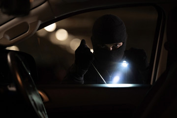 The robbers robbed the car in the parking lot at night.