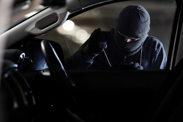 The robbers robbed the car in the parking lot at night.