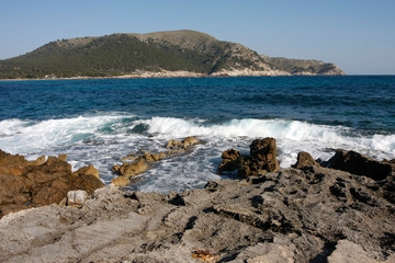 Fototapeta na wymiar Felsenküste bei Cala Ratjada auf Mallorca