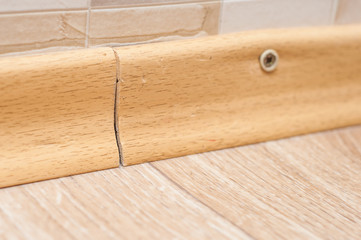 The lack of a connecting part for fastening two parts of the baseboard.