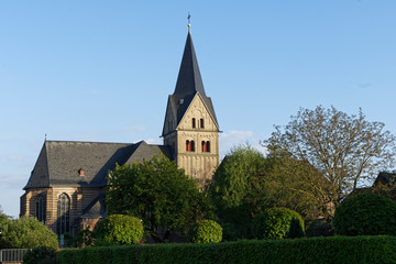 Fototapeta na wymiar Kirche St. Pankratius bei Bergheim