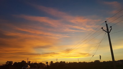 Obraz premium Beautiful sunset sky above clouds with dramatic light