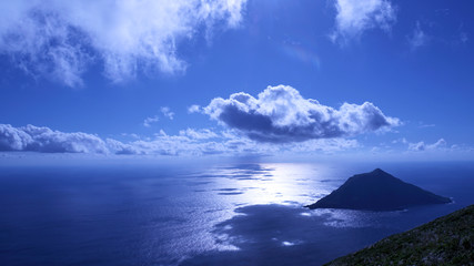 八丈富士から太平洋を見下ろす　八丈小島と水平線