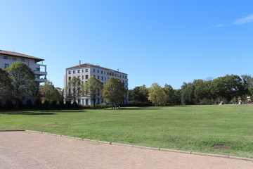 Esplanade Bernard Roger-Dalbert dans la commune de Caluire et Cuire - Espace vert - D&eacute;partement du Rh&ocirc;ne - Ancien domaine des Fr&egrave;res des &eacute;coles chr&eacute;tiennes - France