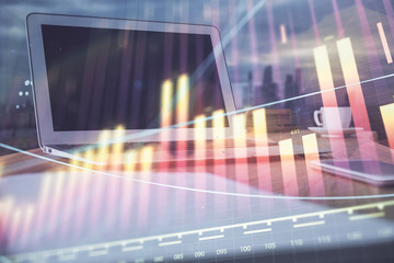 Obraz premium Forex Chart hologram on table with computer background. Multi exposure. Concept of financial markets.