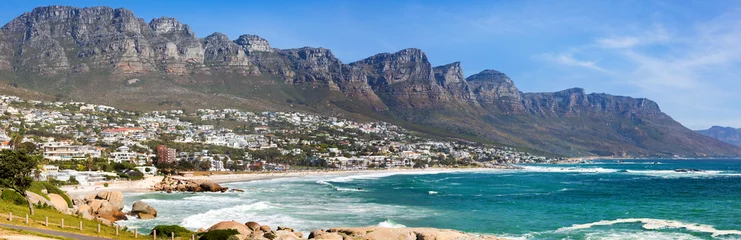 Crédence de cuisine en verre imprimé Plage de Camps Bay, Le Cap, Afrique du Sud Vue panoramique sur la plage de Camps Bay et Table Mountain à Cape Town Afrique du Sud