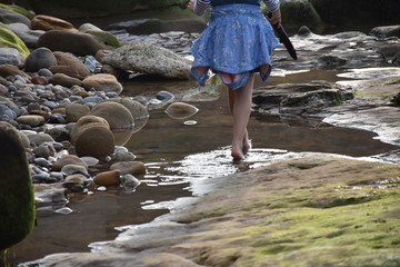 Mädchen plantscht am Fuße des Whity cliffs