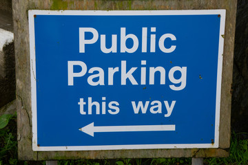 Fototapeta premium Public Parking This Way sign
