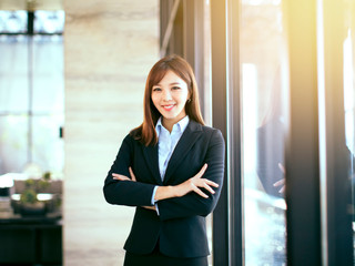 Fototapeta na wymiar young beautiful business woman standing in office