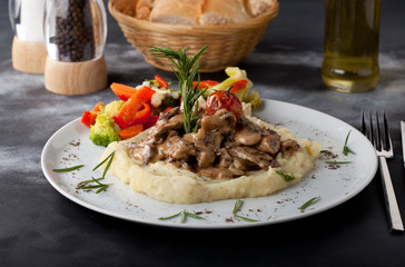 chicken with mashed potato with vegetables