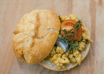 frisches Brötchen mit Rührei, Tomaten und Zwiebeln