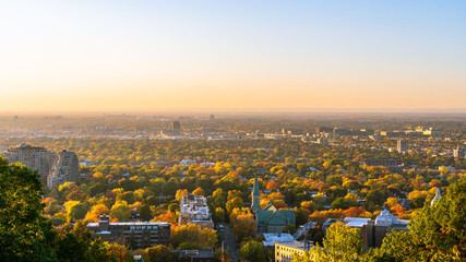 Naklejka premium Colorful autumn in the city just before sunset - North view of the city of Montreal