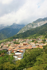 Fototapeta na wymiar Italian village on the mountainside