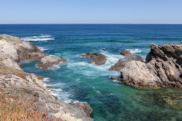 Fototapeta na wymiar Rota dos Pescadores, localizada no sudoeste de Portugal, com suas formações rochosas e mar cristalino.