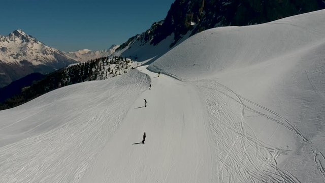 Snowboarder de face vue de drone