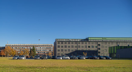Obraz premium Colored lines of cars on the freeway. City ambient.
