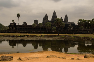 Fototapeta premium Ankor Wat mit Spiegelung im Wasser