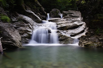 Langzeitbelichtung bei einem Wasserfall