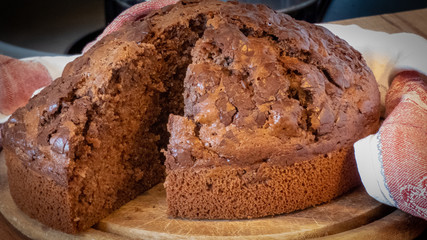 Rustikaler Schokokuchen mit Schokoflocken und Getreidecrisp