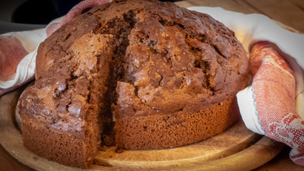 Rustikaler Schokokuchen mit Schokoflocken und Getreidecrisp