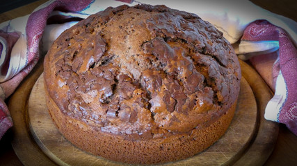 Rustikaler Schokokuchen mit Schokoflocken und Getreidecrisp