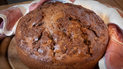 Rustikaler Schokokuchen mit Schokoflocken und Getreidecrisp