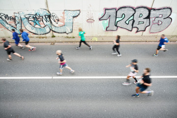 Marathonläufer auf Asphaltstraße