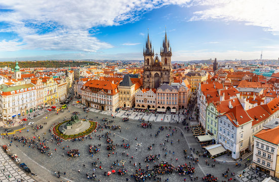 Blick &uuml;ber die D&auml;cher der Altstadt und den zentralen Platz von Prag zur Teynkirche an einem sonnigen Tag im Herbst, Tschechien