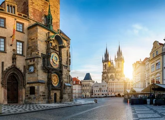 Photo sur Aluminium Prague Vue de l& 39 horloge astronomique de l& 39 hôtel de ville et de l& 39 église Sainte-Marie sur la place centrale de la vieille ville au lever du soleil sans personnes, Prague, République tchèque