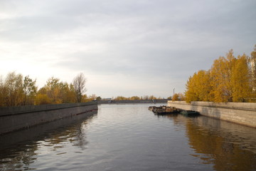 Obraz premium river in the city, in granite, on an autumn evening