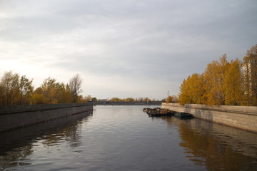 Obraz premium river in the city, in granite, on an autumn evening