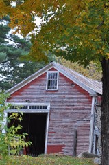 Fototapeta na wymiar Weathered Red Barn in Rural Countryside