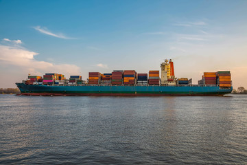 Containerschiff auf der Elbe bei Hamburg