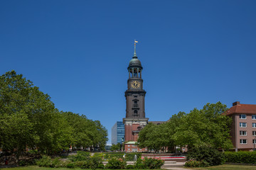 Fototapeta na wymiar Michelwiese in Hamburg mit St. Michaelis Kirche