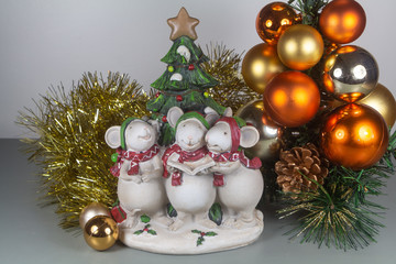 Mouses figurines singing, golden tinsel and baubles as decoration for Christmas