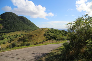 Obraz premium road in mountains with blue sky