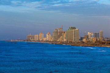 Obraz premium Cloudy Blue Sky under Tel Aviv Sea Side, Israel