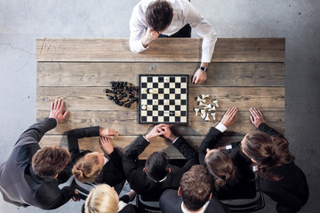 Business people playing chess - obrazy, fototapety, plakaty