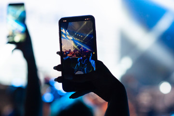 Naklejka premium Concert on the smartphone