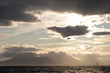Naklejka na ściany i meble Atardecer con nubes sobre el mar