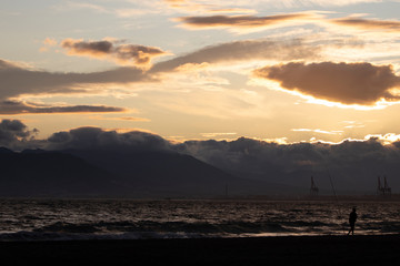 Atardecer con nubes sobre el mar