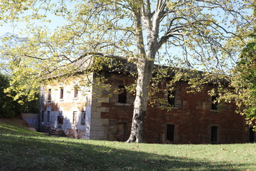Fototapeta na wymiar Le fort de Montessuy dans la commune de Caluire et Cuire - Département du Rhône - Fort construit en 1831