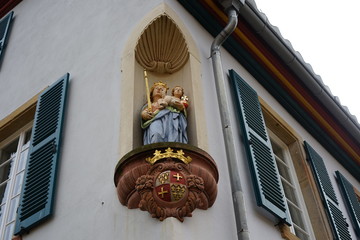 Marienskulptur an einem historischen Gebäude in St. Martin in der Pfalz