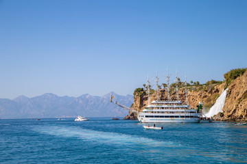 Obraz premium Yacht near duden waterfall in antalya