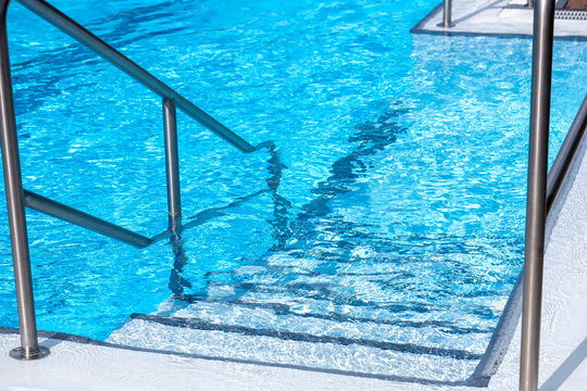 Nahaufnahme: Einstieg Beckenrand mit GelÃ¤nder, Pool, Schwimmbad oder Freibad -  selektiver Fokus