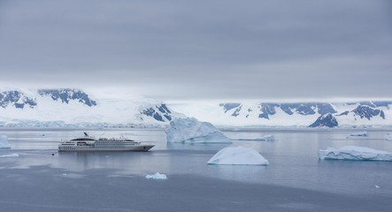 Fototapeta na wymiar croisière antarctique