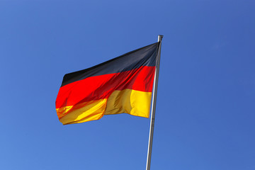 Deutsche Nationalfahne weht im Wind